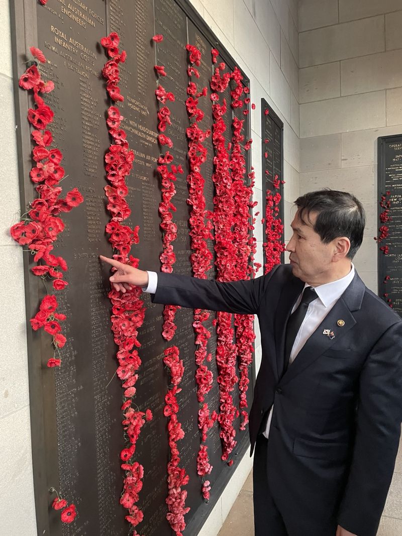 10일 오후(현지시간) 김선호 국방부차관이 호주 전쟁기념관 내 마련된 한국전 기념관을 방문, 동판을 살펴보고 있다.<div id='ad_body3' class='mbad_bottom' ></div> 사진=국방부 제공