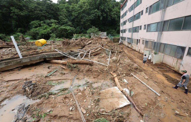 10일 폭우로 산사태가 나면서 전북 군산시 성산면 한 아파트 앞까지 토사가 밀려와 있다. 연합뉴스