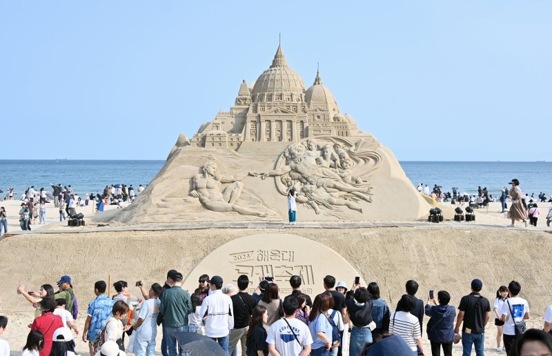 지난 5월 24~27일 해운대해수욕장을 화려하게 수놓은 '2024 해운대 모래축제'에 101만여명이 다녀간 것으로 집계됐다. 사진은 모래축제 현장. 해운대구 제공