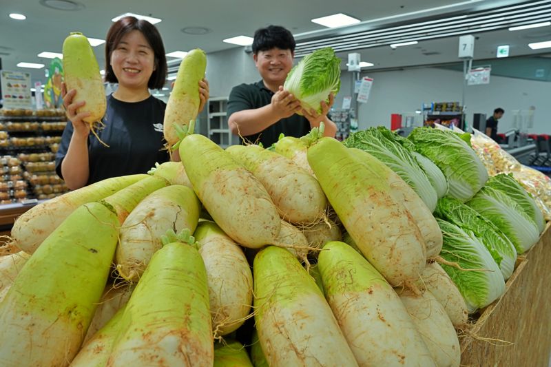 롯데마트·슈퍼가 기록적인 장마와 폭염에 치솟은 채소 물가로 인한 소비자 부담 덜기에 나선다. MD들이 서울 송파구 롯데마트 제타플렉스 잠실점 농산매장에서 상생 농산물을 홍보하고 있다. 롯데마트 제공