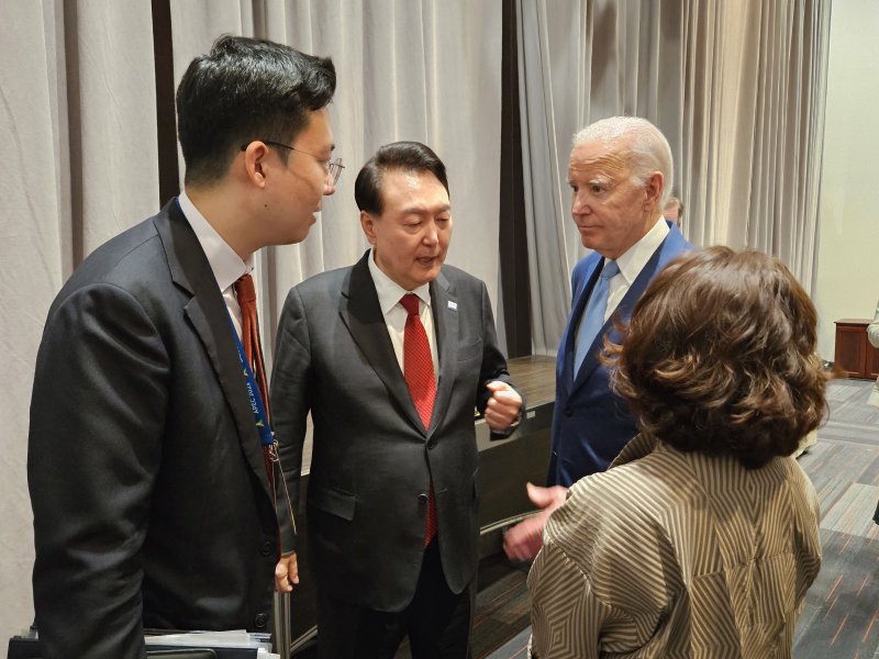 아시아·태평양경제협력체(APEC) 정상회의 참석차 방미 중이던 윤석열 대통령이 지난해 11월16일 오후(현지시간) 미국 샌프란시스코 모스코니센터에서 조 바이든 미국 대통령과 환담을 나누고 있다. (대통령실 제공) /사진=뉴스1