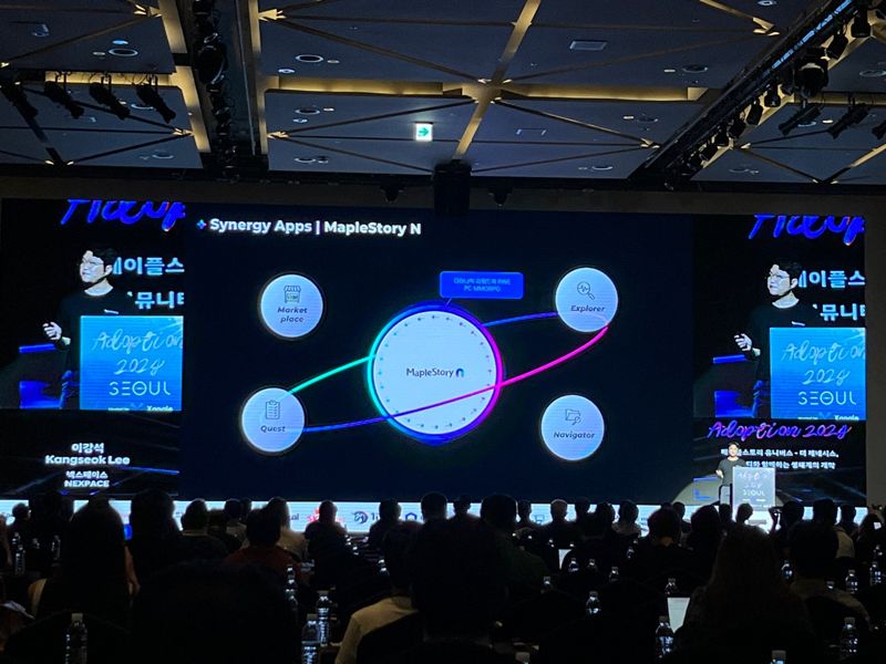 이강석 넥스페이스 사업 헤드가 11일 서울 용산 드래곤시티에서 진행된 '쟁글 어돕션 2024 서울'에서 '메이플스토리 유니버스'에 대해 설명하고 있다.