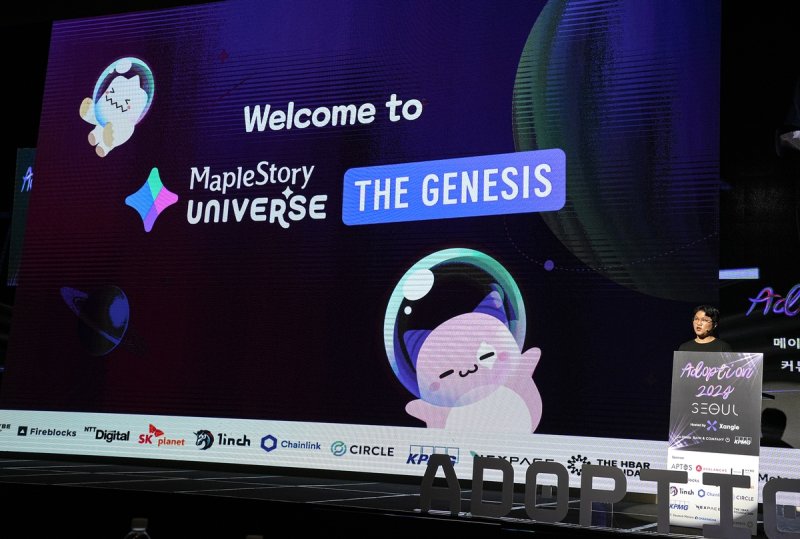 '메이플스토리 유니버스' 소개하는 넥스페이스 (서울=연합뉴스) 김주환 기자 = 넥슨의 블록체인 게임 계열사 넥스페이스의 이강석 사업 총괄이 11일 서울 용산구 드래곤시티 호텔에서 열린 '어돕션 2024' 콘퍼런스에 연사로 참여해 블록체인 게임 프로젝트 '메이플스토리 유니버스'에 대해 소개하고 있다. 2024.7.11 jujuk@yna.co.kr