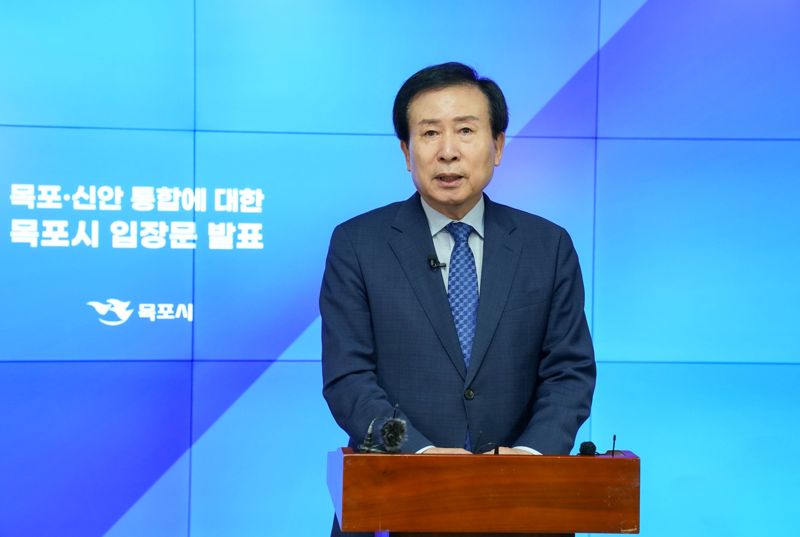 박홍률 전남 목포시장이 11일 목포·신안 통합과 관련한 입장문을 밝히고 있다. 목포시 제공