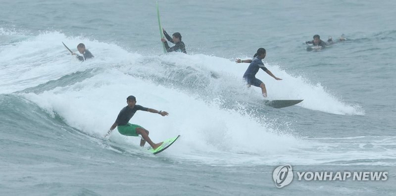 바다가 좋아 비가 쏟아져도 바다가 좋아 (서귀포=연합뉴스) 박지호 기자 = 제주도에 장마가 시작된 20일 오전 서귀포시 중문 색달해변에서 서퍼들이 파도를 즐기고 있다.<div id='ad_body2' class='ad_center'></div><div id='ad_body3' class='mbad_bottom' ></div> 2024.6.20 jihopark@yna.co.kr (끝)