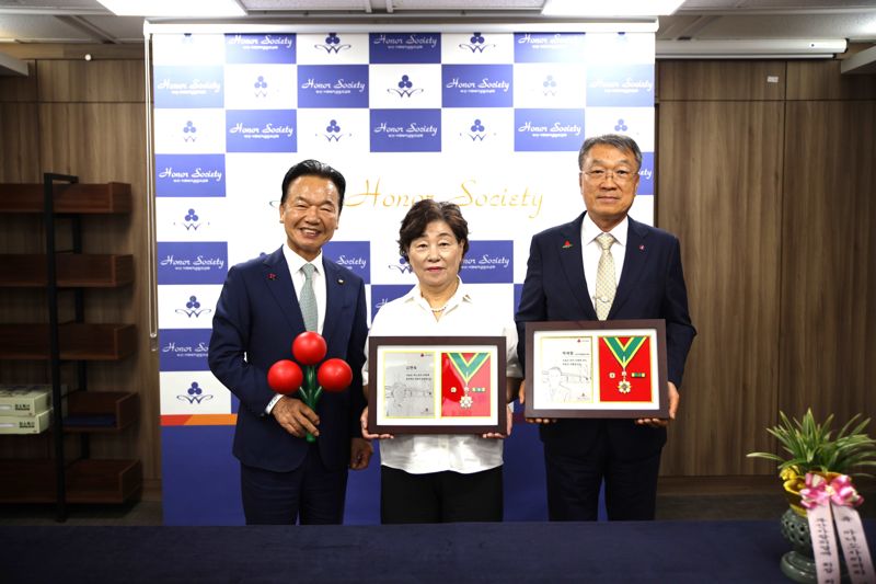 박세철 (주)오리엔탈정공 회장(오른쪽)과 배우자 김연숙씨(가운데), 최금식 부산사랑의열매 회장이 포즈를 취하고 있다. 부산사랑의열매 제공