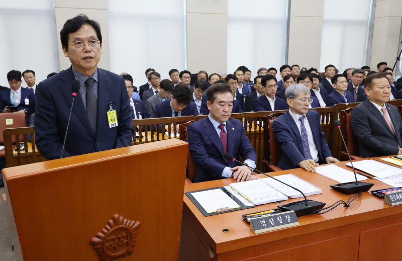 김철문(왼쪽) 경북경찰청장이 11일 서울 여의도 국회에서 열린 행정안전위원회 전체회의에서 의원 질의에 답변하고 있다. 사진=뉴시스화상