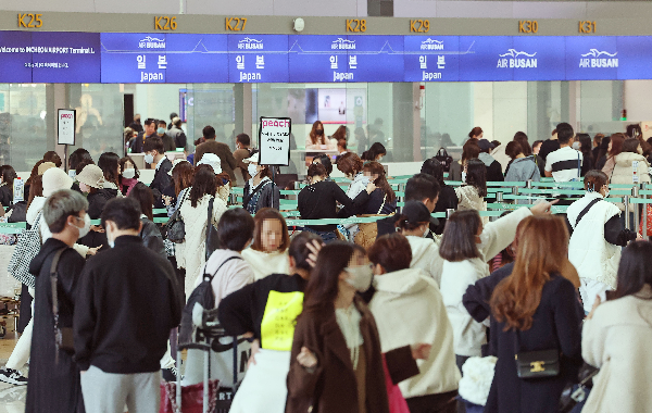 인천국제공항 1터미널 출국장에서 이용객들이 출국 수속을 밟고 있다. 연합뉴스