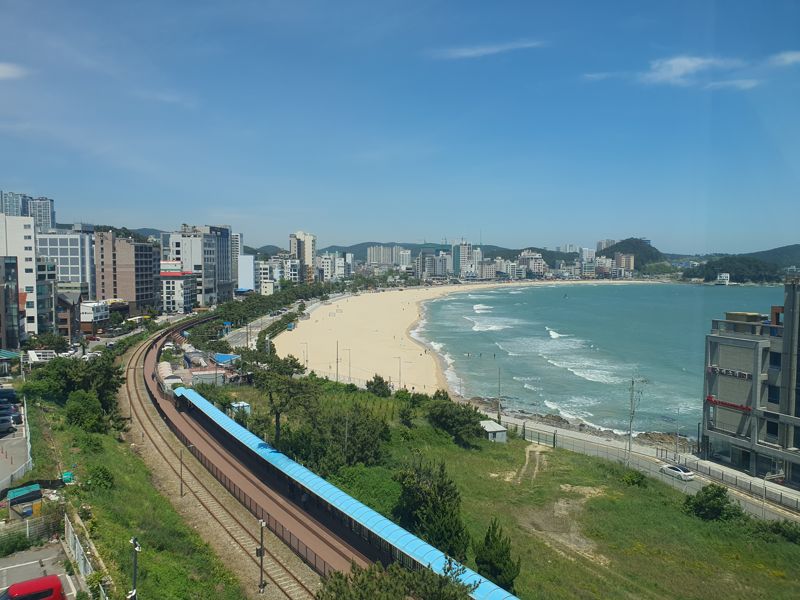 해운대 해변열차 타면 서핑강습 할인 받는다