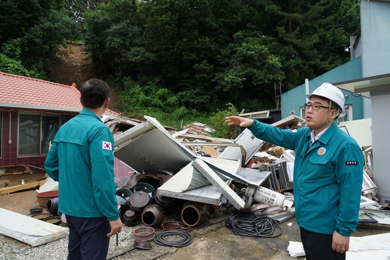 임상섭 산림청장(오른쪽)이 11일 극한 호우로 산사태 피해가 발생한 대전 서구 원정동 현장을 찾아 피해 상황을 점검하고 있다. 산림청 제공