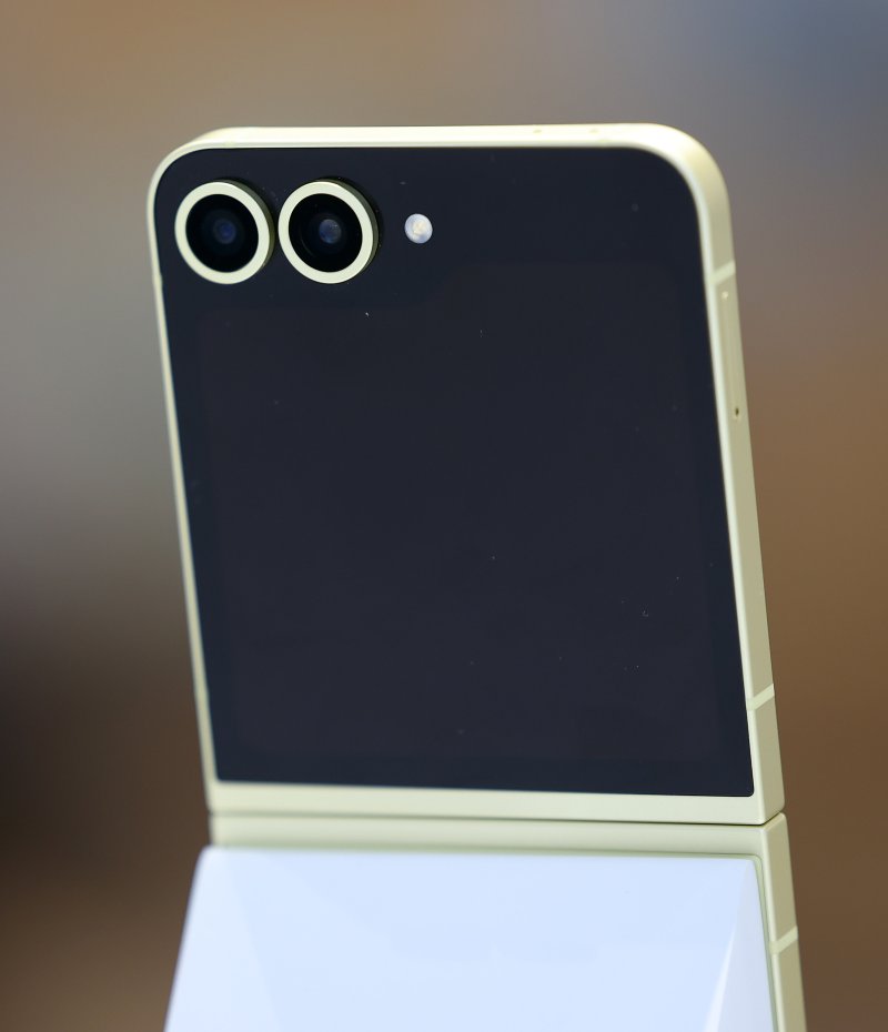 [서울=뉴시스] 김명년 기자 = 11일 오전 서울 마포구 삼성스토어 홍대 '갤럭시 스튜디오'에 갤럭시 Z 플립6이 진열돼 있다.삼성전자는 12일부터 갤럭시 신제품군 사전판매를 시작한다. 2024.07.11. kmn@newsis.com