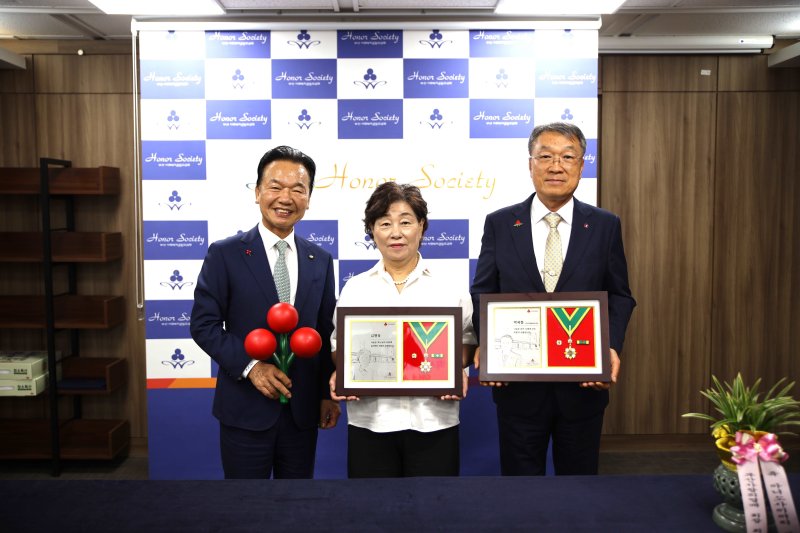 박세철 ㈜오리엔탈정공 회장(오른쪽)과 배우자 김연숙씨(가운데), 최금식 부산사랑의열매 회장이 포즈를 취하고 있다. 부산사랑의열매 제공