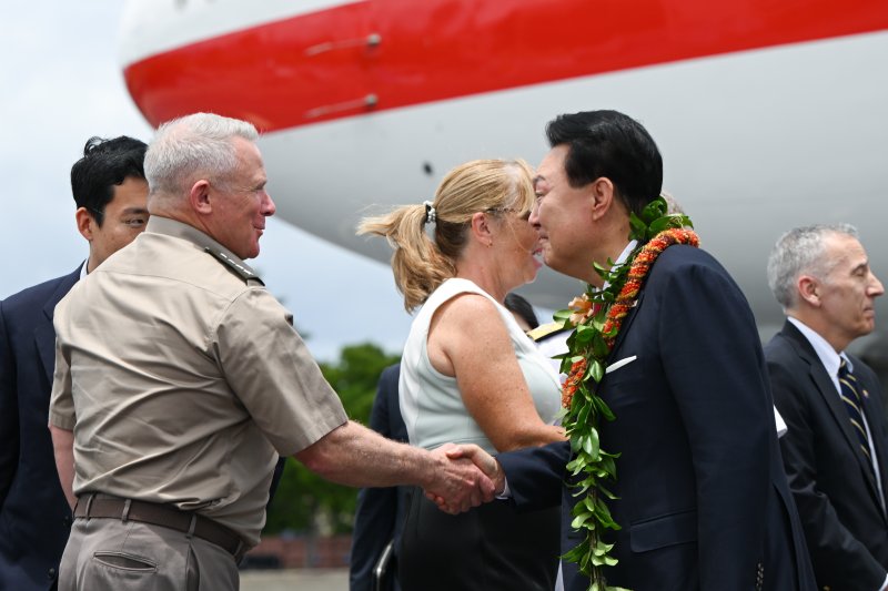 윤석열 대통령이 8일(현지시간) 북대서양조약기구(NATO·나토) 정상회의 참석에 앞서 미국 하와이 히캄 공군기지에 도착해 전용기인 공군 1호기에서 내린 뒤 영접 나온 폴 러캐머라 주한미군사령관과 인사하고 있다. (대통령실 제공) 2024.7.9/뉴스1 ⓒ News1 송원영 기자
