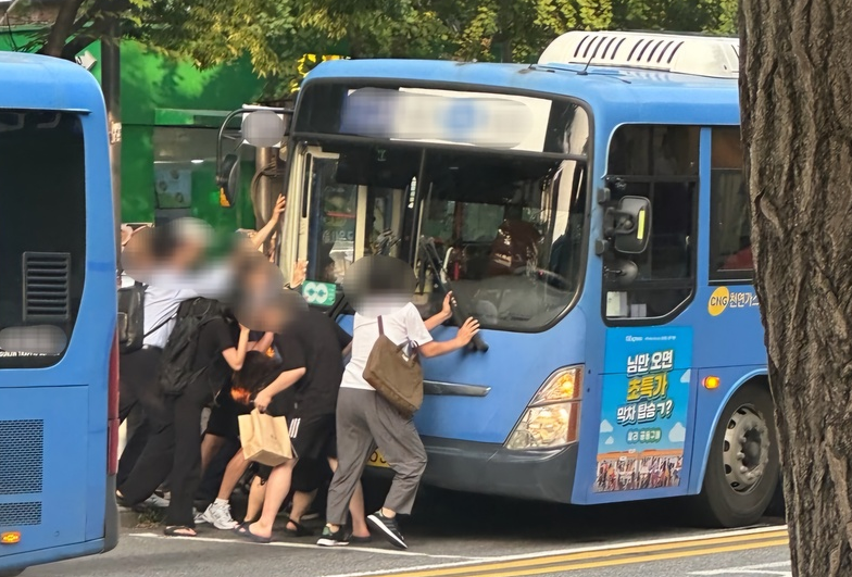 퇴근길 버스에 깔린 70대 여성, 시민들이 나서더니...구사일생