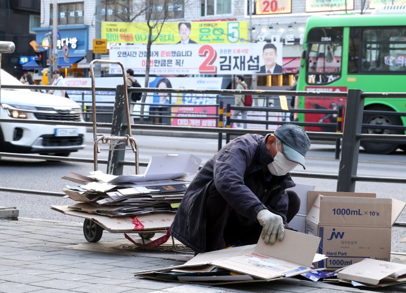 [서울=뉴시스] 조성봉 기자=지난 4월1일 오후 서울 도봉구에서 한 노인이 폐지를 줍고 있는 모습. 2024.04.01.suncho21@newsis.com 사진=뉴시스