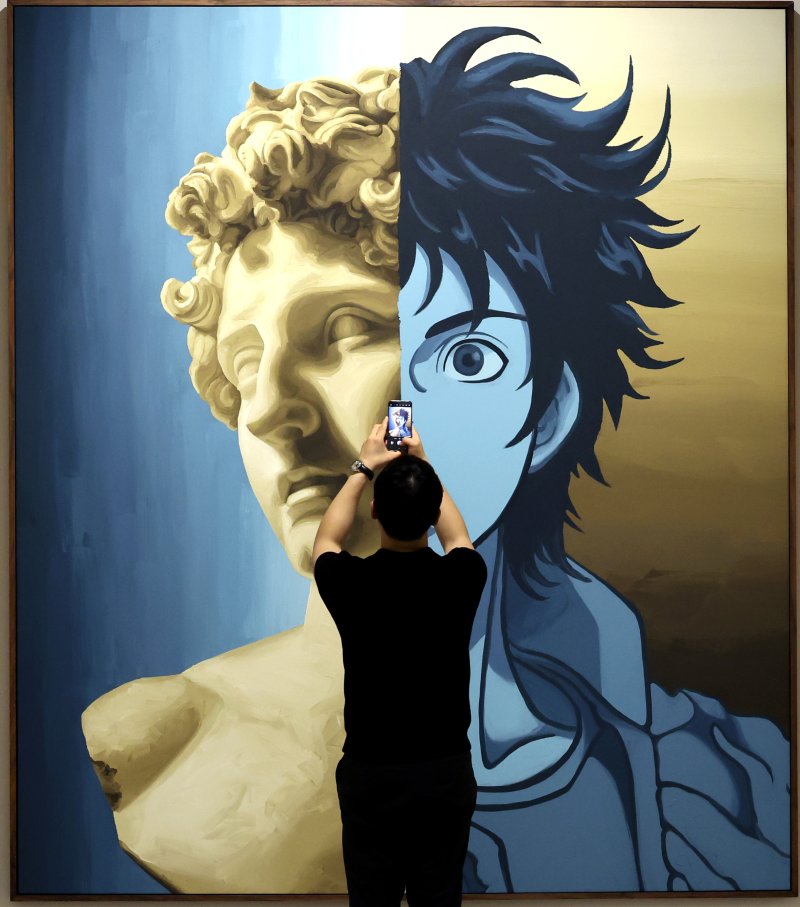 [서울=뉴시스] 박진희 기자 = 미국 시각예술가 다니엘 아샴(Daniel Arsham)의 개인전 '서울 3024(Seoul 3024)' 언론공개회가 열린 11일 서울 송파구 롯데뮤지엄에 작가의 시간성, 역사성, 공간성의 경계를 초월하며 작업한 조각, 회화, 건축, 영화 등의 작품을 선보이고 있다. 1천년 후의 미래인 3024년의 서울을 소환한 이번 전시는 현대 문명과 유적 발굴을 재해석한 ‘상상의 고고학(Fictional Archaeology)’이라는 작가만의 독창적인 개념에 기반한 작품 250여 점을 감상할 수 있다. 2024.0