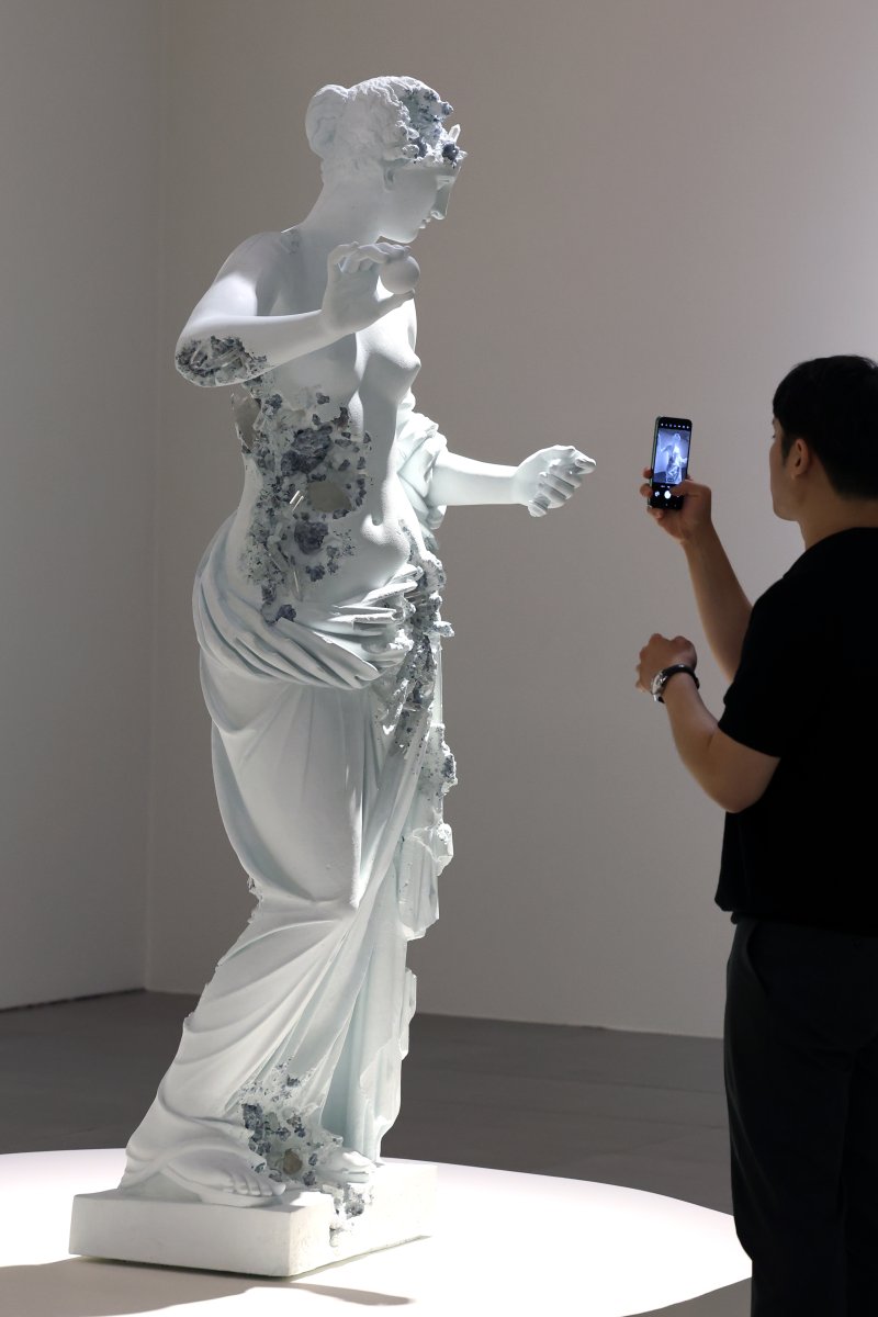 [서울=뉴시스] 박진희 기자 = 미국 시각예술가 다니엘 아샴(Daniel Arsham)의 개인전 '서울 3024(Seoul 3024)' 언론공개회가 열린 11일 서울 송파구 롯데뮤지엄에 작가의 시간성, 역사성, 공간성의 경계를 초월하며 작업한 조각, 회화, 건축, 영화 등의 작품을 선보이고 있다. 1천년 후의 미래인 3024년의 서울을 소환한 이번 전시는 현대 문명과 유적 발굴을 재해석한 ‘상상의 고고학(Fictional Archaeology)’이라는 작가만의 독창적인 개념에 기반한 작품 250여 점을 감상할 수 있다. 2024.0