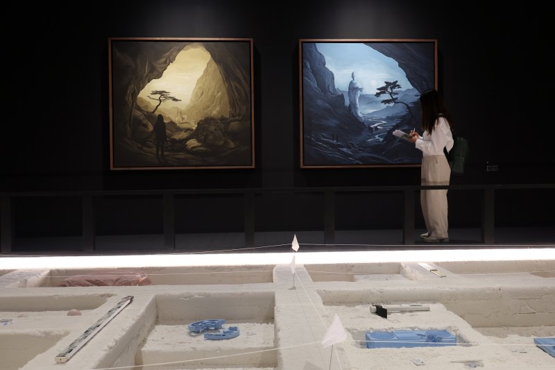 [서울=뉴시스] 박진희 기자 = 미국 시각예술가 다니엘 아샴(Daniel Arsham)의 개인전 '서울 3024(Seoul 3024)'.2024.07.11. pak7130@newsis.com