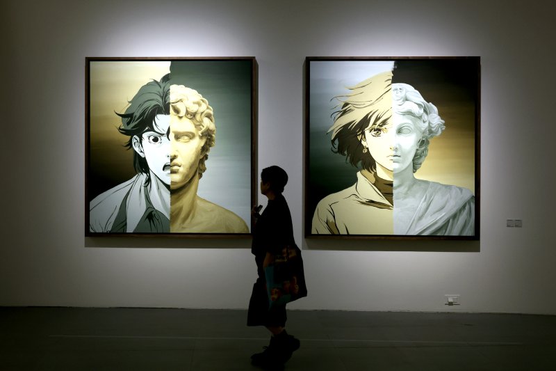 [서울=뉴시스] 박진희 기자 = 미국 시각예술가 다니엘 아샴(Daniel Arsham)의 개인전 '서울 3024(Seoul 3024)' 언론공개회가 열린 11일 서울 송파구 롯데뮤지엄에 작가의 시간성, 역사성, 공간성의 경계를 초월하며 작업한 조각, 회화, 건축, 영화 등의 작품을 선보이고 있다. 1천년 후의 미래인 3024년의 서울을 소환한 이번 전시는 현대 문명과 유적 발굴을 재해석한 ‘상상의 고고학(Fictional Archaeology)’이라는 작가만의 독창적인 개념에 기반한 작품 250여 점을 감상할 수 있다. 2024.0