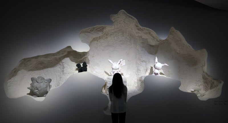 [서울=뉴시스] 박진희 기자 = 미국 시각예술가 다니엘 아샴(Daniel Arsham)의 개인전 '서울 3024(Seoul 3024)' 애니메이션 포켓몬의 미래유물 전경. 2024.07.11. pak7130@newsis.com