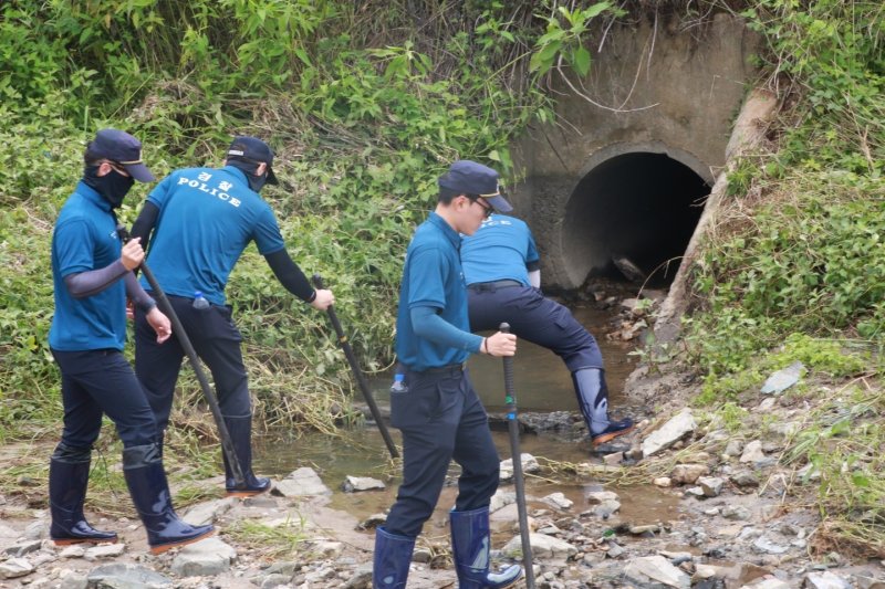 전북경찰청 경찰관들이 12일 오전 지난 10일 전북 익산시 금마면의 한 펜션으로 동아리 엠티(MT)를 왔다가 폭우로 실종된 대학생을 수색하고 있다. (전북경찰청 제공) 2024.7.12/뉴스1