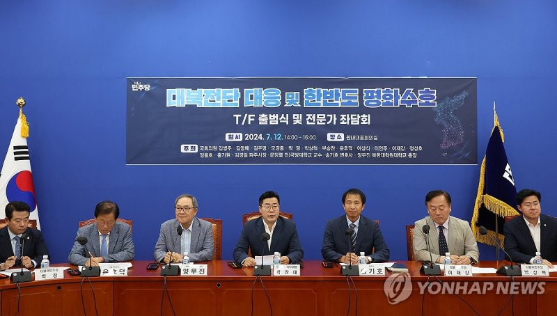 12일 국회에서 더불어민주당 주최로 열린 대북 전단 대응 및 한반도 평화 수호 태스크포스(TF) 출범식 및 전문가 좌담회에서 박찬대 대표 직무대행 겸 원내대표가 발언하고 있다. 연합뉴스