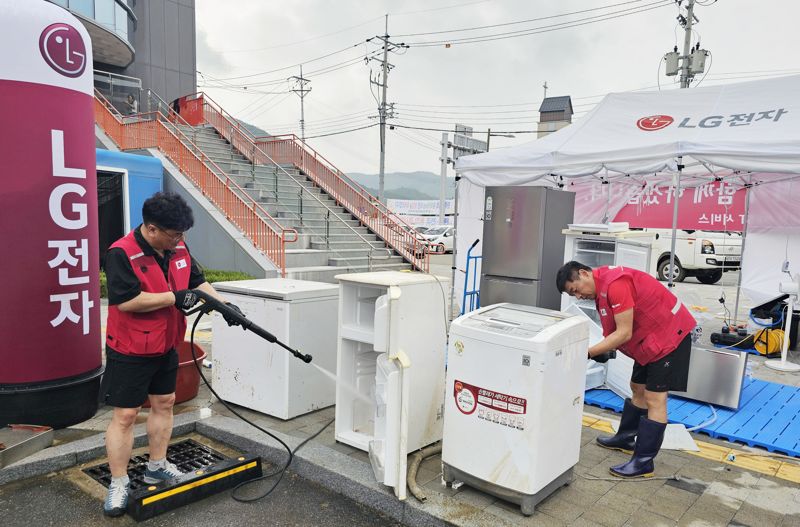 LG전자 서비스 매니저가 전라북도 완주군 운주면에 마련한 임시 서비스 거점에서 침수된 가전을 수리하는 모습. LG전자 제공