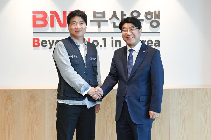 BNK부산은행 2024년도 노사협의회 상견례 자리에서 방성빈 부산은행장과 김대성 노동조합위원장(오른쪽부터)이 악수를 하고 있다. 부산은행 제공