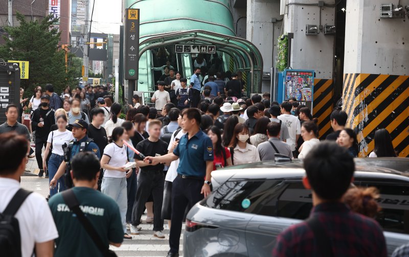 붐비는 성수역 3번 출구 (서울=연합뉴스) 류영석 기자 = 지난달 12일 오후 서울 성동구 성수역 3번 출구에 시민들이 에스컬레이터에 탑승하기 위해 줄지어 서있다. 2024.7.12 ondol@yna.co.kr (끝)