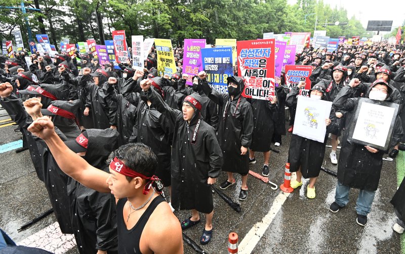 [화성=뉴시스] 김종택 기자 = 삼성전자 최대 노조인 전국삼성전자노동조합(전삼노)이 총파업에 돌입한 8일 경기도 화성시 삼성전자 화성사업장 정문 앞에서 총파업 결의대회에 참가한 조합원들이 구호를 외치고 있다. 2024.07.08. jtk@newsis.com