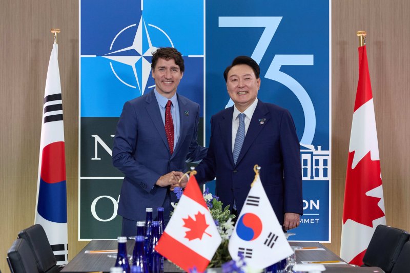 윤석열 대통령이 10일(현지시간) 북대서양조약기구(NATO·나토) 75주년 정상회의가 개최된 미국 워싱턴DC 월터 E. 워싱턴 컨벤션센터에서 열린 한-캐나다 정상회담에서 저스틴 트뤼도 캐나다 총리와 악수하며 기념 촬영을 하고 있다. (대통령실 제공) 2024.7.11/뉴스1 ⓒ News1 송원영 기자