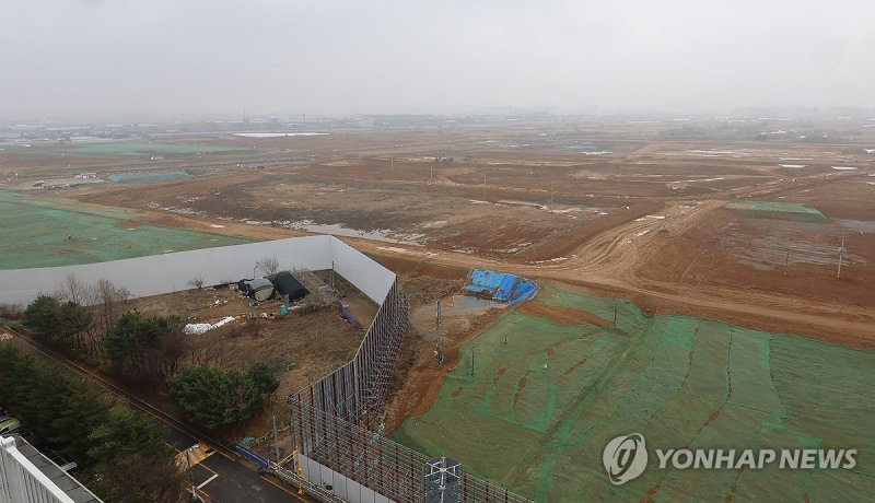 3기 신도시 첫 착공…인천 계양지구 1천285가구 3기 신도시 첫 착공…인천 계양지구 1천285가구 (인천=연합뉴스) 임순석 기자 = 3기 신도시 인천 계양 테크노밸리 공공주택지구에서 주택건설공사 시작된 29일 오후 공사 장비들이 분주히 움직이고 있다. 공공주택지구로 지정된 지 4년 5개월 만이다. 인천 계양지구에는 공공주택 9천가구를 포함한 1만7천가구가 들어선다. 2024.3.29 soonseok02@yna.co.kr (끝)