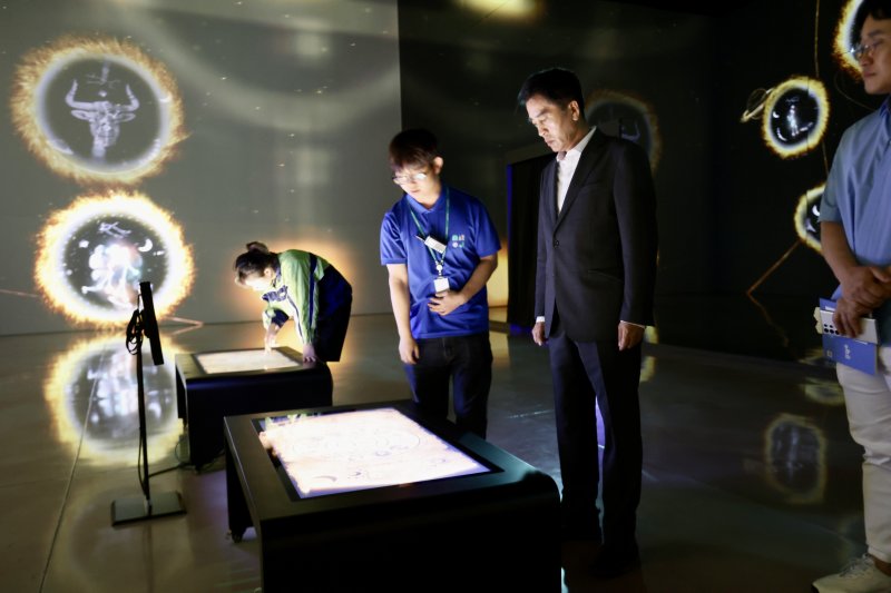 최재형 보은군수 일행이 증평군 에듀팜특구관광단지내 미디어아트센터를 둘러보고 있다. (보은군 제공) /뉴스1