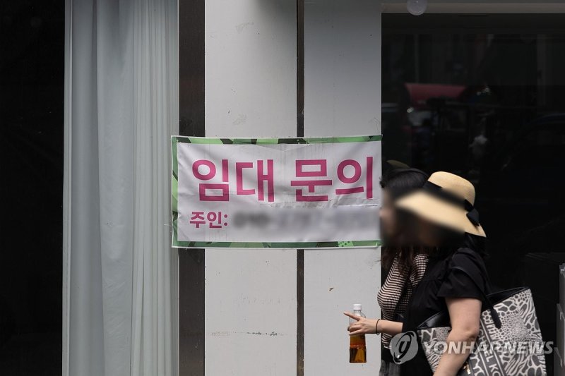 '빚의 수렁' 자영업자…사업자대출 연체액 11조, 역대 최대 '빚의 수렁' 자영업자…사업자대출 연체액 11조, 역대 최대 (서울=연합뉴스) 윤동진 기자 = 높은 금리와 소비 부진 속에 자영업자가 갚지 못한 사업자대출 원리금이 역대 최대 규모까지 불어난 것으로 확인됐다. 자영업자뿐 아니라 전체 가계대출자의 빚 상환 부담도 갈수록 커져 평균 총부채원리금상환비율(DSR)이 두 분기 연속 다시 올랐다. 사진은 1일 서울 명동 거리 모습. 2024.7.1 mon@yna.co.kr (끝)