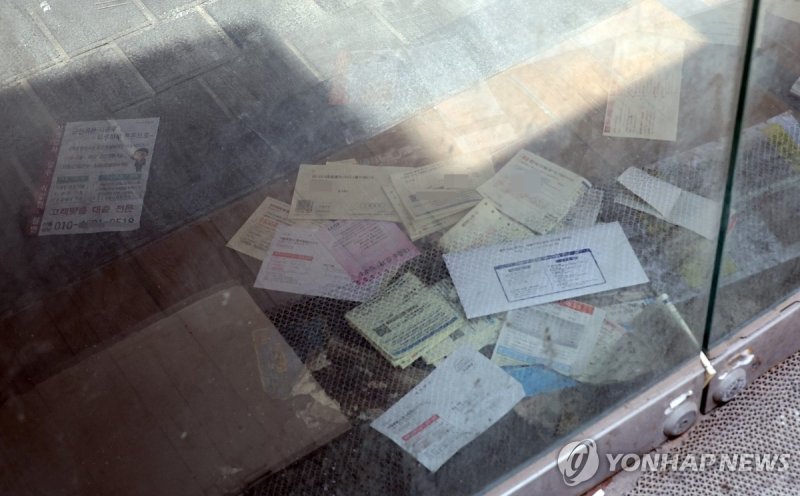 자영업자 은행 연체율 11년 만에 최고 자영업자 은행 연체율 11년 만에 최고 (서울=연합뉴스) 한상균 기자 = 9일 서울 시내 한 폐업 상점에 각종 고지서가 쌓여 있다. 이날 금융감독원에 따르면 개인사업자대출 연체율이 2012년 12월(0.64%) 이후 가장 높은 수준으로 치솟았다. 2024.6.9 xyz@yna.co.kr (끝)