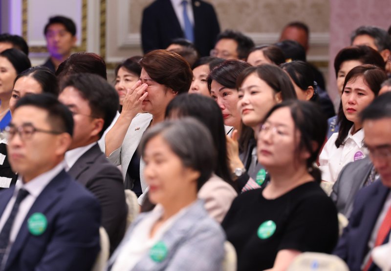 14일 청와대 영빈관에서 열린 '제1회 북한이탈주민의날 기념식'에 참석한 탈북민들이 윤석열 대통령의 기념사를 들으며 눈물을 흘리고 있다. [대통령실통신사진기자단] 연합뉴스