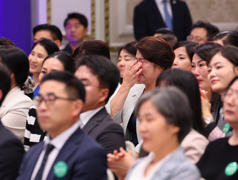 [서울=뉴시스] 최진석 기자 = 제1회 북한이탈주민의 날 기념식에 참석한 한 북한이탈주민이 14일 서울 종로구 청와대 영빈관에서 윤석열 대통령의 기념사를 들으며 눈물을 훔치고 있다. 2024.07.14. myjs@newsis.com