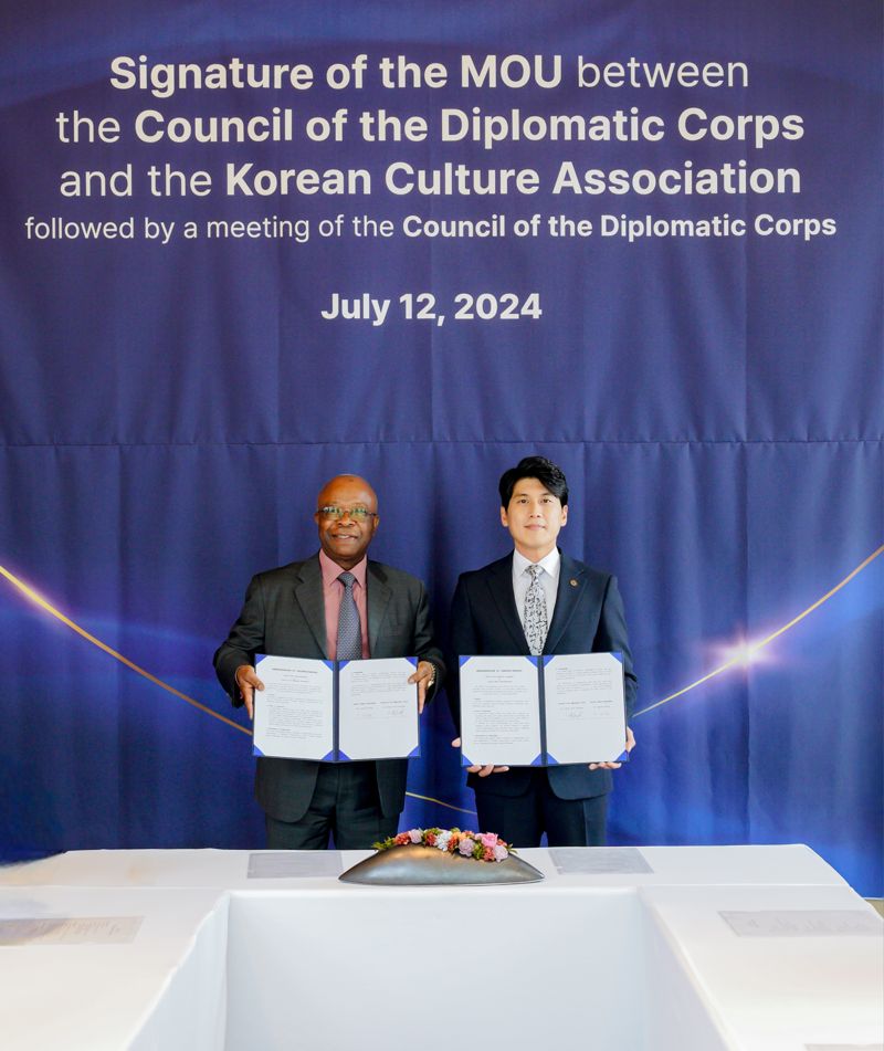 한국에 주재하는 117개국의 세세계 각국 정부를 대표하는 대사외교단(CDC·Council of the Diplomatic Corps)의 카를로스 빅토르 분구 주한외교사절단장(왼쪽)과 한국 문화의 세계화를 위해 노력중인 정사무엘 한문화진흥협회장이 지난 12일 서울 종로구 포시즌스 호텔에서 문화외교 MOU(양해각서)를 체결하고 기념촬영하고 있다. 제공 한문화진흥협회