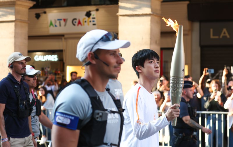 [뉴스1 ★]BTS 진, 수천 명 아미 환호 받으며 파리올림픽 성화봉송 성공