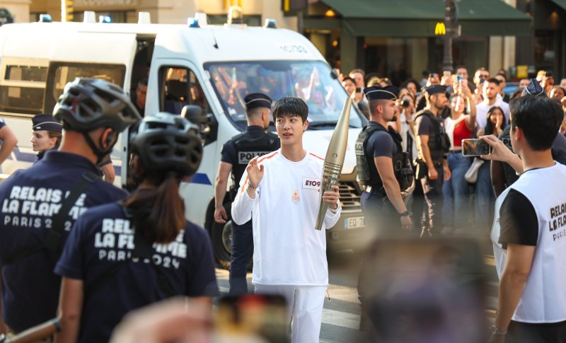 [뉴스1 ★]BTS 진, 수천 명 아미 환호 받으며 파리올림픽 성화봉송 성공