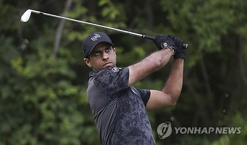 양손 모두 장갑을 낀 채 경기하는 라이. [AP=연합뉴스]