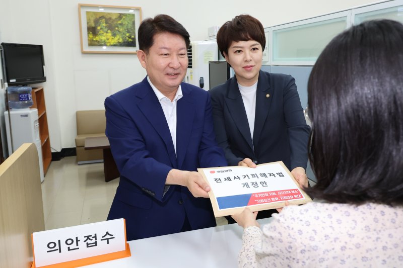 국민의힘 소속 국회 국회교통위원회 위원인 권영진 의원(간사)과 김은혜 의원이 15일 서울 여의도 의안과에 당론으로 발의한 '전세사기피해자 지원 및 주거안정 특별법안'을 제출하고 있다. 2024.7.15 연합뉴스