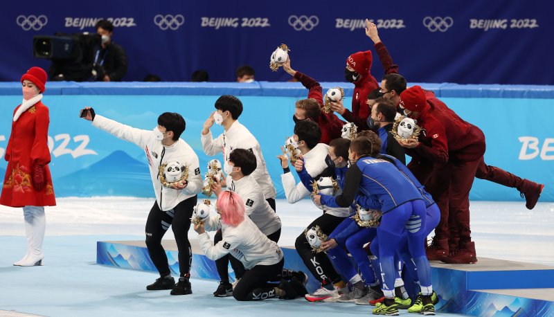[베이징(중국)=뉴시스] 홍효식 기자 = 16일 오후 중국 베이징 캐피털 실내경기장에서 열린 2022 베이징동계올림픽 쇼트트랙 남자 5000m 계주 플라워 세리머니에서 은메달을 획득한 대한민국 선수들이 금메달 캐나다, 동메달 이탈리아 선수들과 셀카를 찍고 있다. 2022.02.16. yesphoto@newsis.com