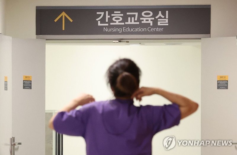 교육실 향하는 간호사. 사진은 기사 본문과 무관함./사진=연합뉴스