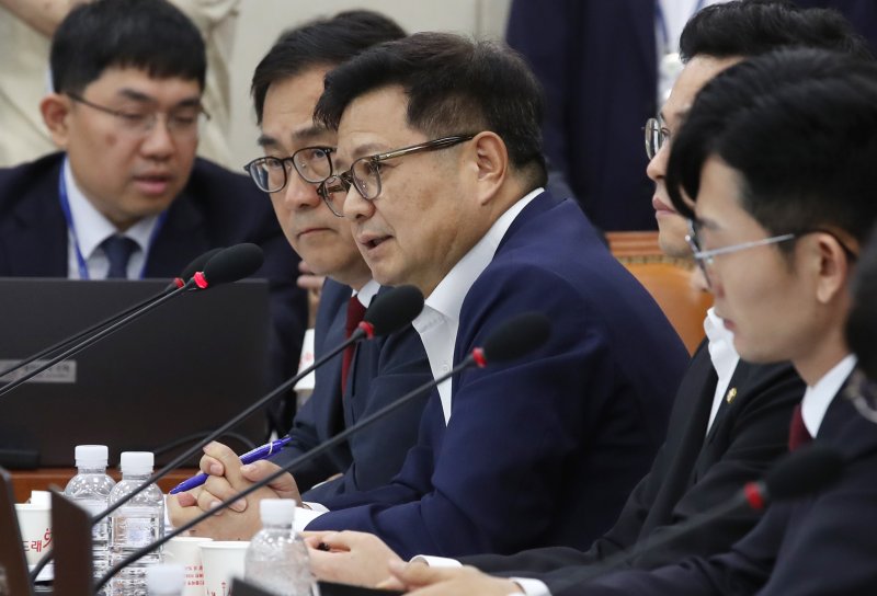 김장겸 국민의힘 의원이 25일 서울 여의도 국회에서 열린 과학기술정보방송통신위원회 5차 전체회의에서 의사진행 발언을 하고 있다. 2024.6.25/뉴스1 ⓒ News1 이광호 기자