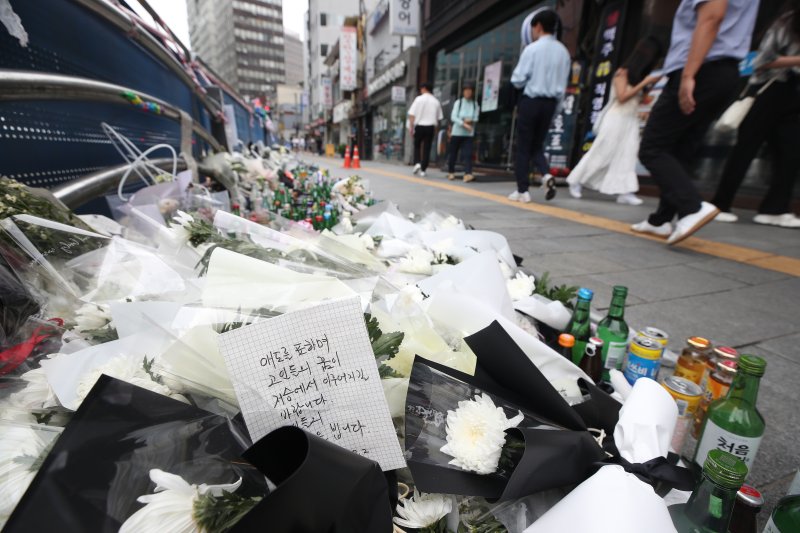 지난 7일 서울 중구 시청역 인근 역주행 교통사고 현장에서 시민들이 바쁘게 지나고 있다. /사진=뉴스1