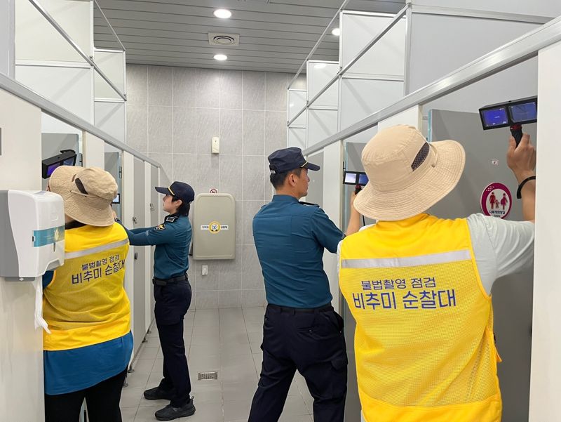 부산경찰청과 부산 자치경찰위원회는 여름휴가철을 맞아 이달부터 해운대·광안리 해수욕장을 중심으로 성범죄 예방 활동을 추진 중이라고 15일 밝혔다. 사진은 비추미순찰대 활동 모습. 부산경찰청 제공