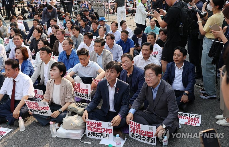 이재명 전 더불어민주당 대표(맨 앞줄 맨 오른쪽)가 지난 13일 광화문광장 인근에서 열린 채 상병 특검법 거부권(재의요구권) 규탄 범국민대회에 참석하고 있다. 연합뉴스