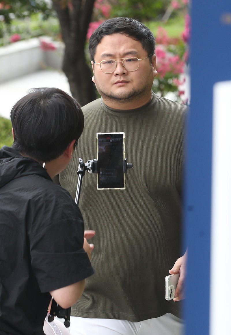 구독자 1000만여 명을 보유한 유튜버 쯔양(본명 박정원)의 과거를 폭로하겠다고 협박한 혐의로 고발당한 유튜버 구제역(본명 이준희)이 15일 오후 서울 서초구 서울중앙지검에 자진 출석하고 있다. 뉴스1