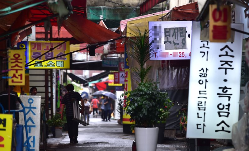 대구 칠성시장 골목 안 보신탕 가게 앞으로 시민이 이동하고 있다. 사진=뉴시스